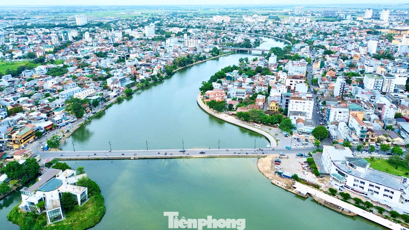 Ngoài chức năng dành cho đi bộ, công trình còn tích hợp nhiều hạng mục phục vụ sinh hoạt cộng đồng, dân sinh như bãi đỗ xe rộng 1.300m2 cạnh Đập Đá, lan can an toàn, hệ thống đèn chiếu sáng, cầu vòm, 11 bến nước, cây xanh, tiểu cảnh và hệ thống thoát nước dọc tuyến.