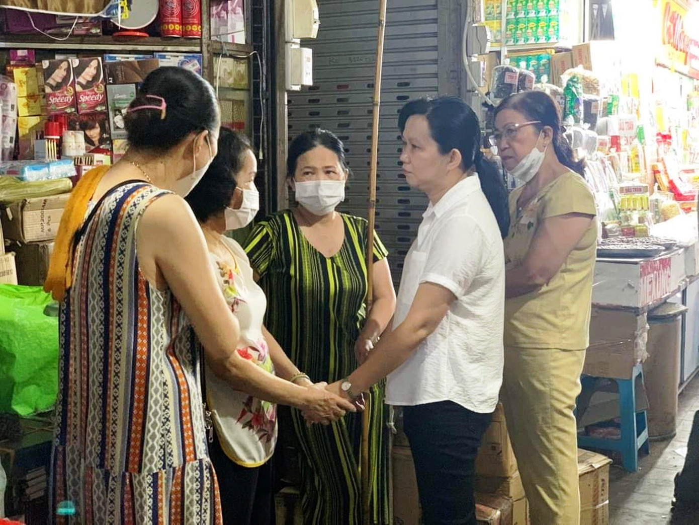 Ban quản lý chợ Đông Ba tiếp xúc, động viên tiểu thương chấp hành trả lại không gian thông thoáng cho các lối đi trong chợ. Ảnh: P.T.Đ