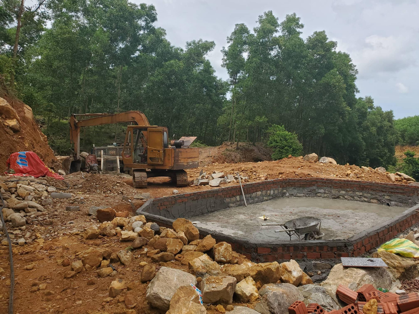 Một bể bê tông tích nước đang trong giai đoạn hoàn thiện ở khu du lịch xây "chui".