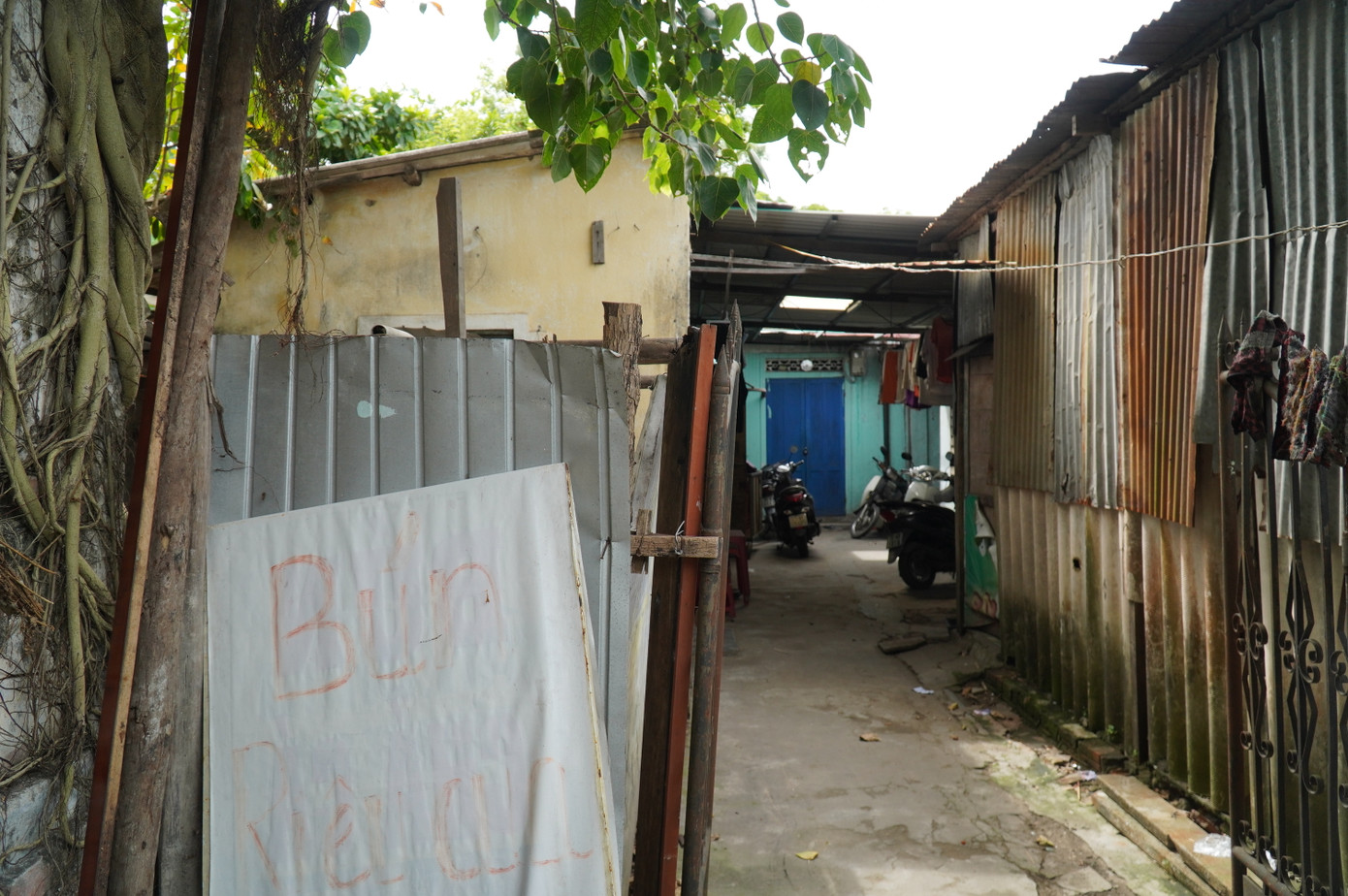 Đến nay, qua gần nửa thế kỷ, nơi đây vẫn còn 31 hộ dân, với hơn 100 nhân khẩu, là cán bộ về hưu hiện sống trong cảnh tạm bợ tại những căn hộ đã xuống cấp nguy hiểm. Đến nay, qua gần nửa thế kỷ, nơi đây vẫn còn 31 hộ dân, với hơn 100 nhân khẩu, là cán bộ về hưu hiện sống trong cảnh tạm bợ tại những căn hộ đã xuống cấp nguy hiểm.