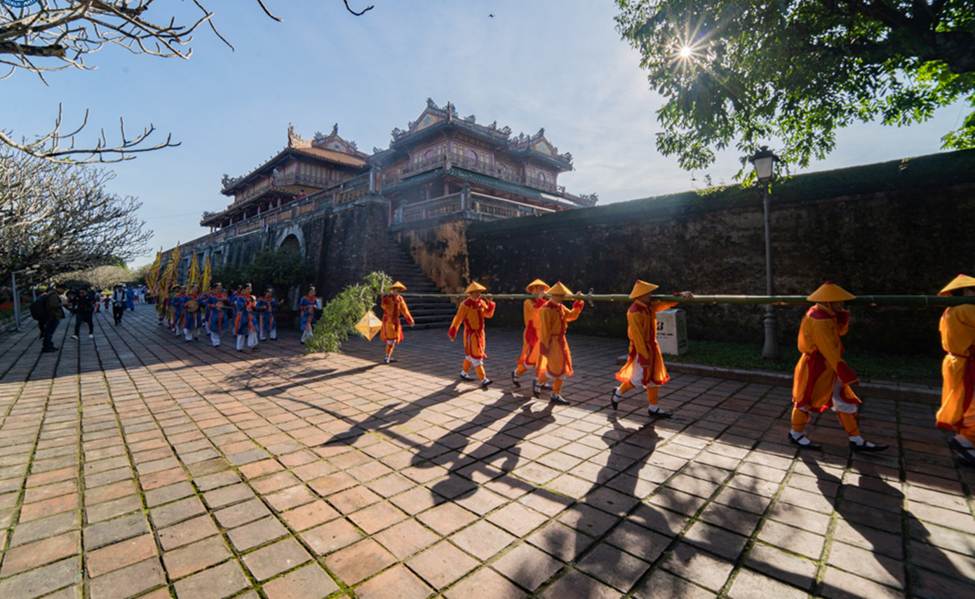 Theo Trung tâm Bảo tồn di tích Cố đô Huế, dưới thời nhà Nguyễn (1802-1945), Tết Nguyên đán là một trong những lễ lớn ở Hoàng cung, được tổ chức thành chuỗi lễ hội từ tháng 12 (tháng Chạp) đến trung tuần tháng 1 (tháng Giêng) năm sau.