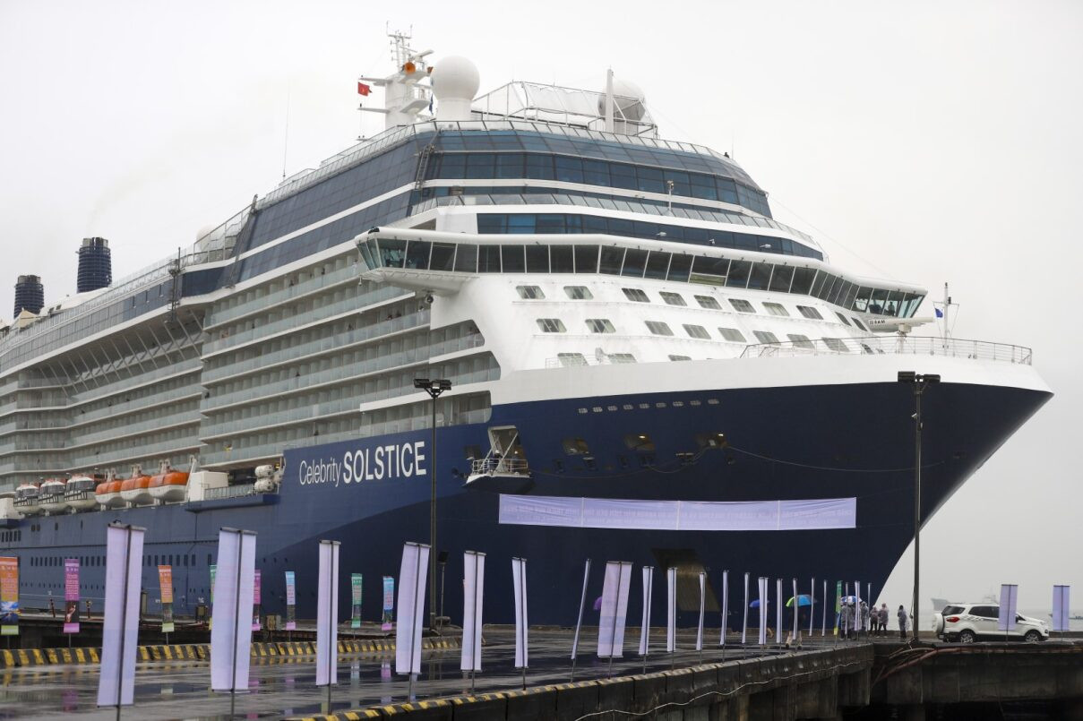 Tàu biển CELEBRITY SOLSTICE mang theo 2.700 khách du lịch đã cập cảng Chân Mây (TT-Huế) ngày 7/1.