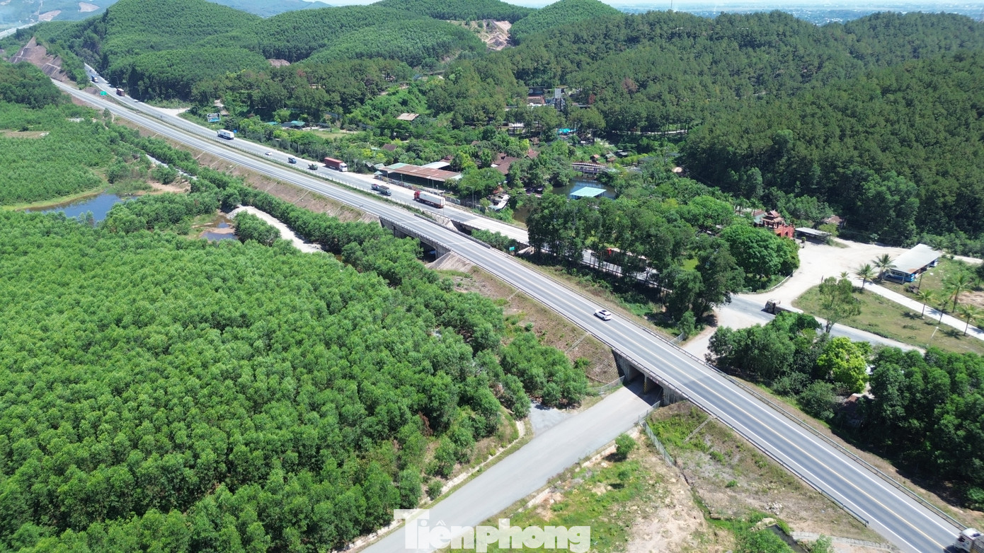 Theo hồ sơ kỹ thuật, dự án cao tốc Cam Lộ - La Sơn giai đoạn 2 đi qua tỉnh Quảng Trị và TP Huế có tổng chiều dài 98,7km; trong đó khoảng 76km sẽ được mở rộng từ 2 làn đường lên 4 làn, với chiều rộng từ 22 đến 23 mét. Tổng mức đầu tư dự án dự kiến hơn 6.400 tỷ đồng. Theo hồ sơ kỹ thuật, dự án cao tốc Cam Lộ - La Sơn giai đoạn 2 đi qua tỉnh Quảng Trị và TP Huế có tổng chiều dài 98,7km; trong đó khoảng 76km sẽ được mở rộng từ 2 làn đường lên 4 làn, với chiều rộng từ 22 đến 23 mét. Tổng mức đầu tư dự án dự kiến hơn 6.400 tỷ đồng.