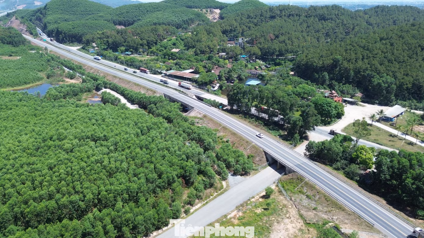 Theo hồ sơ kỹ thuật, dự án cao tốc Cam Lộ - La Sơn giai đoạn 2 đi qua tỉnh Quảng Trị và TP Huế có tổng chiều dài 98,7km; trong đó khoảng 76km sẽ được mở rộng từ 2 làn đường lên 4 làn, với chiều rộng từ 22 đến 23 mét. Tổng mức đầu tư dự án dự kiến hơn 6.400 tỷ đồng. Theo hồ sơ kỹ thuật, dự án cao tốc Cam Lộ - La Sơn giai đoạn 2 đi qua tỉnh Quảng Trị và TP Huế có tổng chiều dài 98,7km; trong đó khoảng 76km sẽ được mở rộng từ 2 làn đường lên 4 làn, với chiều rộng từ 22 đến 23 mét. Tổng mức đầu tư dự án dự kiến hơn 6.400 tỷ đồng.