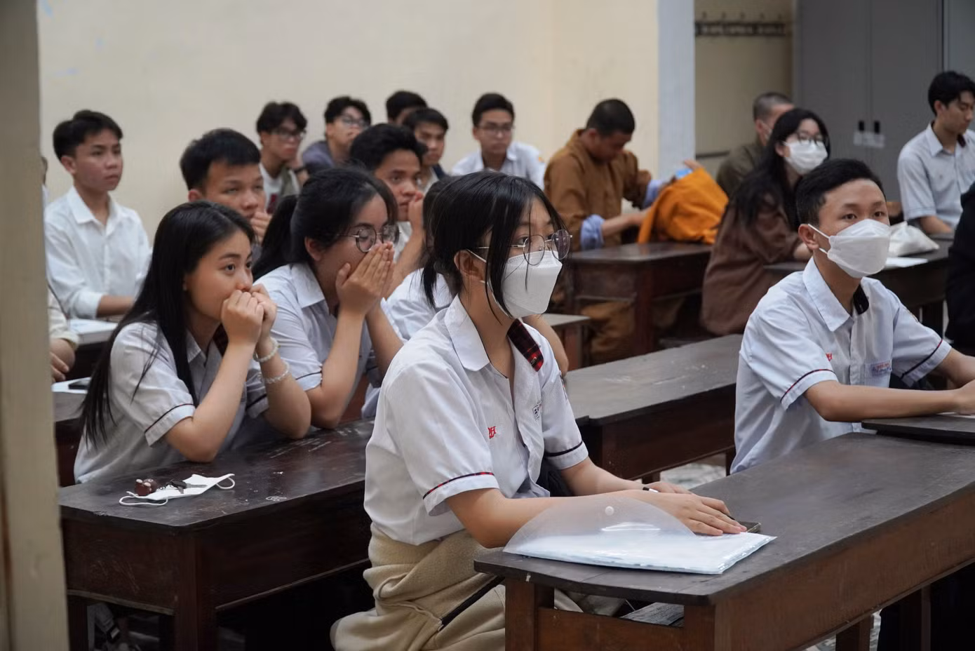Thí sinh chăm chú nghe giám thị hướng dẫn, phổ biến nội dung, quy chế thi.