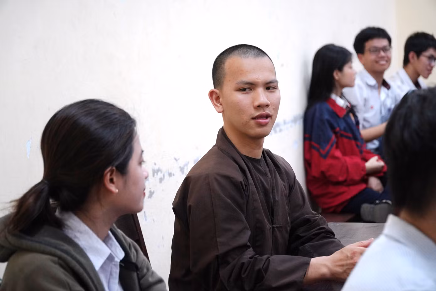 Những thí sinh đặc biệt, là những tăng, ni sinh đang tu, học tại các ngôi chùa tại Huế tham dự kỳ thi tốt nghiệp THPT năm 2023 tại điểm thi Trường THPT Chuyên Quốc học Huế.