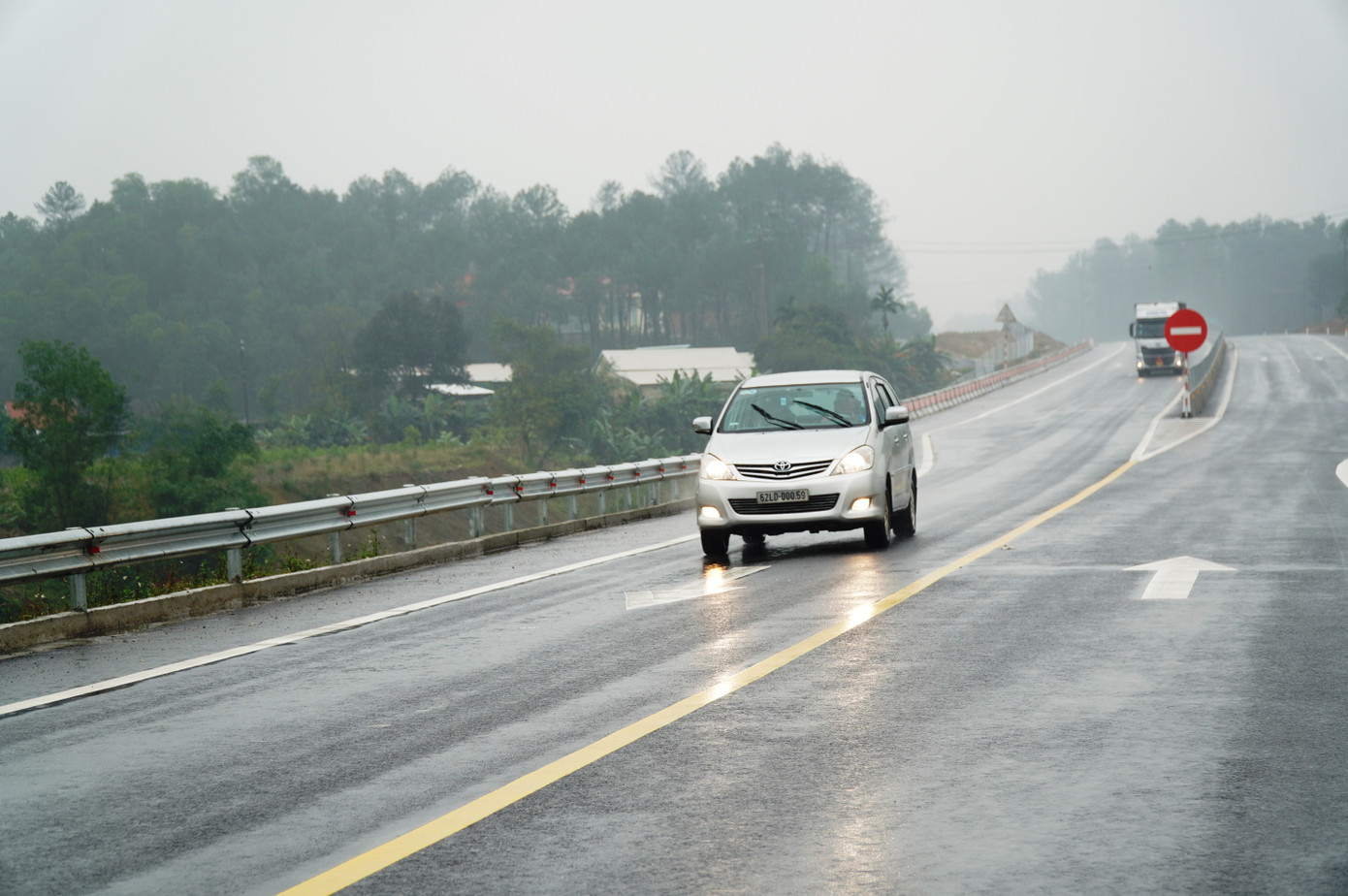 Do đây là tuyến đường có giới hạn tốc độ khá cao, cùng với điều kiện kỹ thuật tốt, ít cua lượn gấp, đèo dốc hiểm trở, nên nhiều tài xế đã chọn cao tốc Cam Lộ - La Sơn để lưu thông phương tiện vận tải hàng hóa, hành khách; rút ngắn thời gian di chuyển...