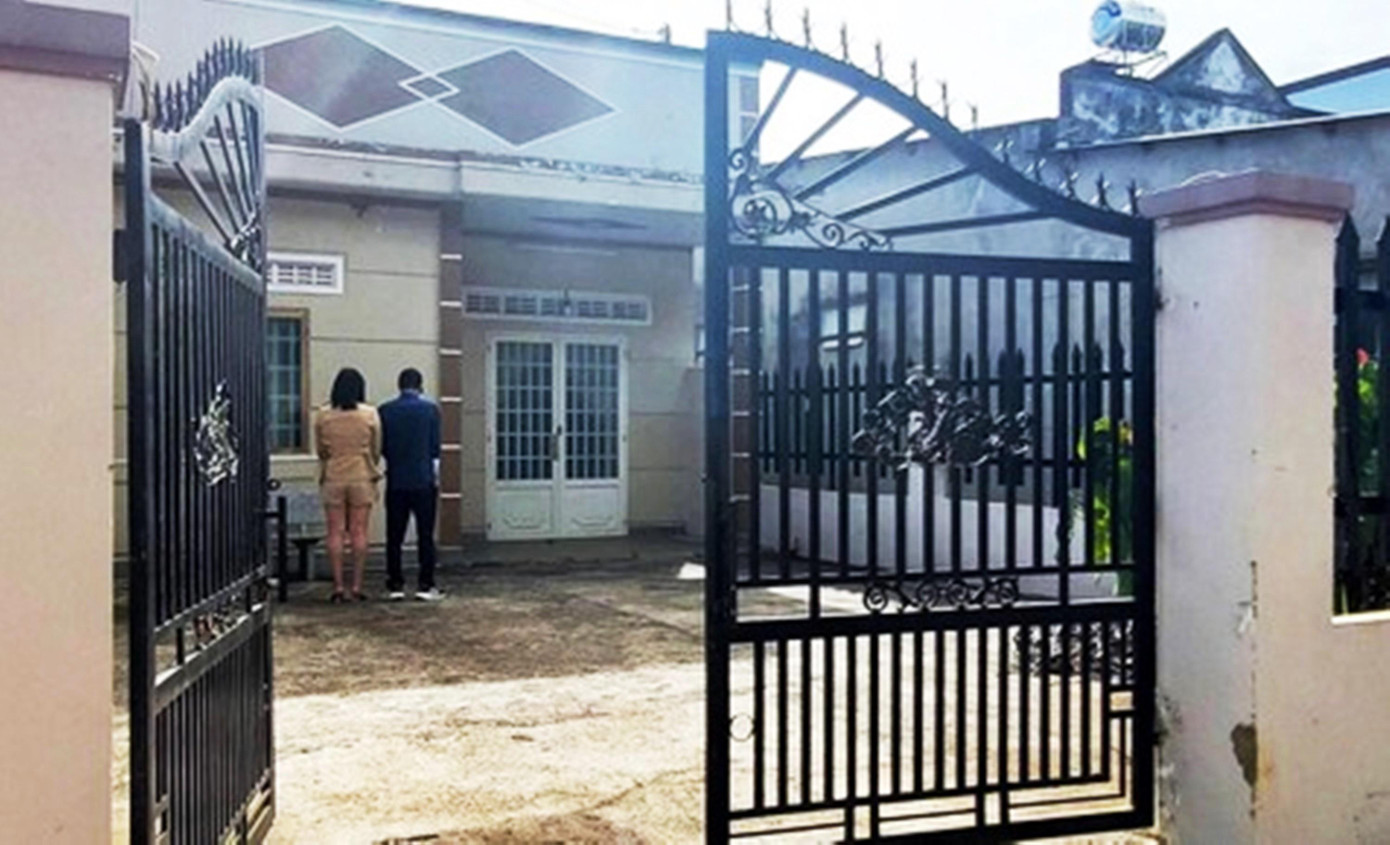 Ngôi nhà cấp 4 nơi ông L.M.Q thuê trọ ở Lâm Đồng được "nổ" là cơ sở chữa bệnh mang tiêu chuẩn biệt thự. Ảnh GĐCC Ngôi nhà cấp 4 nơi ông L.M.Q thuê trọ ở Lâm Đồng được "nổ" là cơ sở chữa bệnh mang tiêu chuẩn biệt thự. Ảnh GĐCC