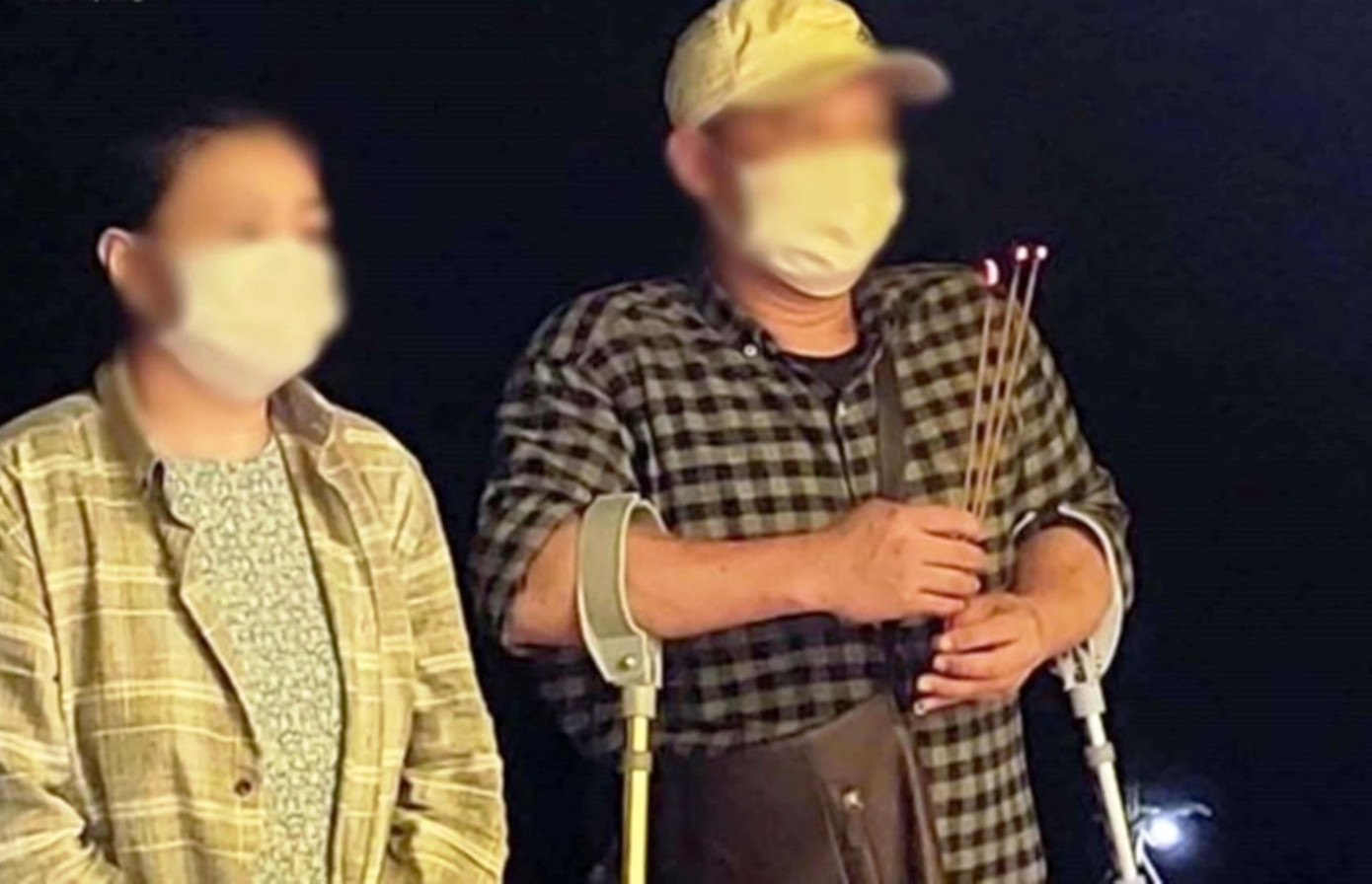 Ông L.M.Q (bìa phải) vừa bị một gia đình tố giác. Ông L.M.Q (bìa phải) vừa bị một gia đình tố giác.