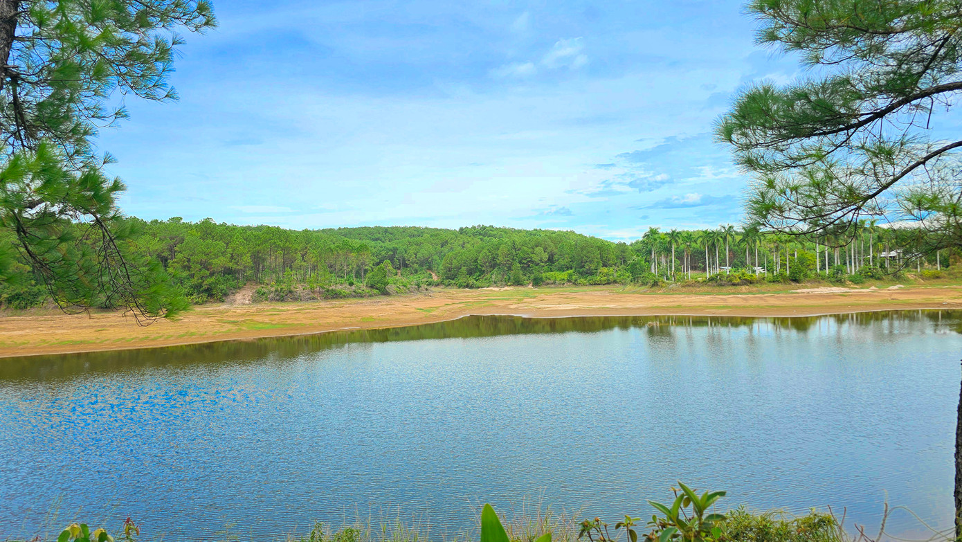Trung tâm Công viên cây xanh TP. Huế hiện triển khai chỉnh trang công viên hồ Thủy Tiên. Trước mắt, đơn vị tập trung xử lý môi trường, rác thải tồn lưu qua nhiều năm, phát quang cây dại, nâng cấp, chỉnh trang các tuyến đường dạo bộ ven hồ và bố trí các điểm dừng chân để phục vụ trải nghiệm của cộng đồng người dân và du khách.