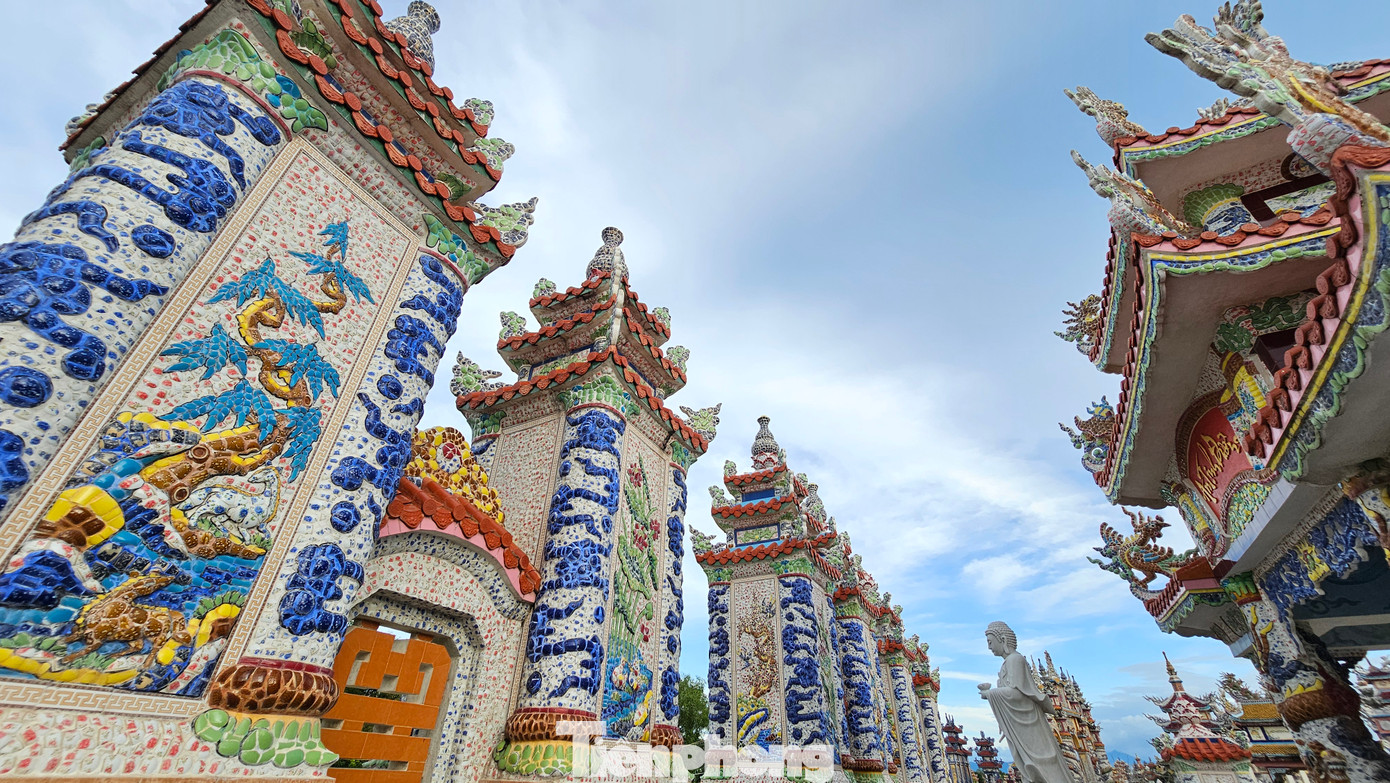 Phần lăng của ông Thiết và bà Thuận có kiến trúc khá đặc biệt, gồm hệ thống bậc cấp lát đá dẫn vào bên trong. Phía trước lăng là 4 cặp trụ biểu rất lớn, cùng với đó là cặp sư tử đá ngồi chầu trên lối vào. Bên trong xây dựng thêm nhà bia có tên An Tịnh Đường, thiết đặt tượng Phật, sau cùng là bức bình phong trang trí các linh vật.