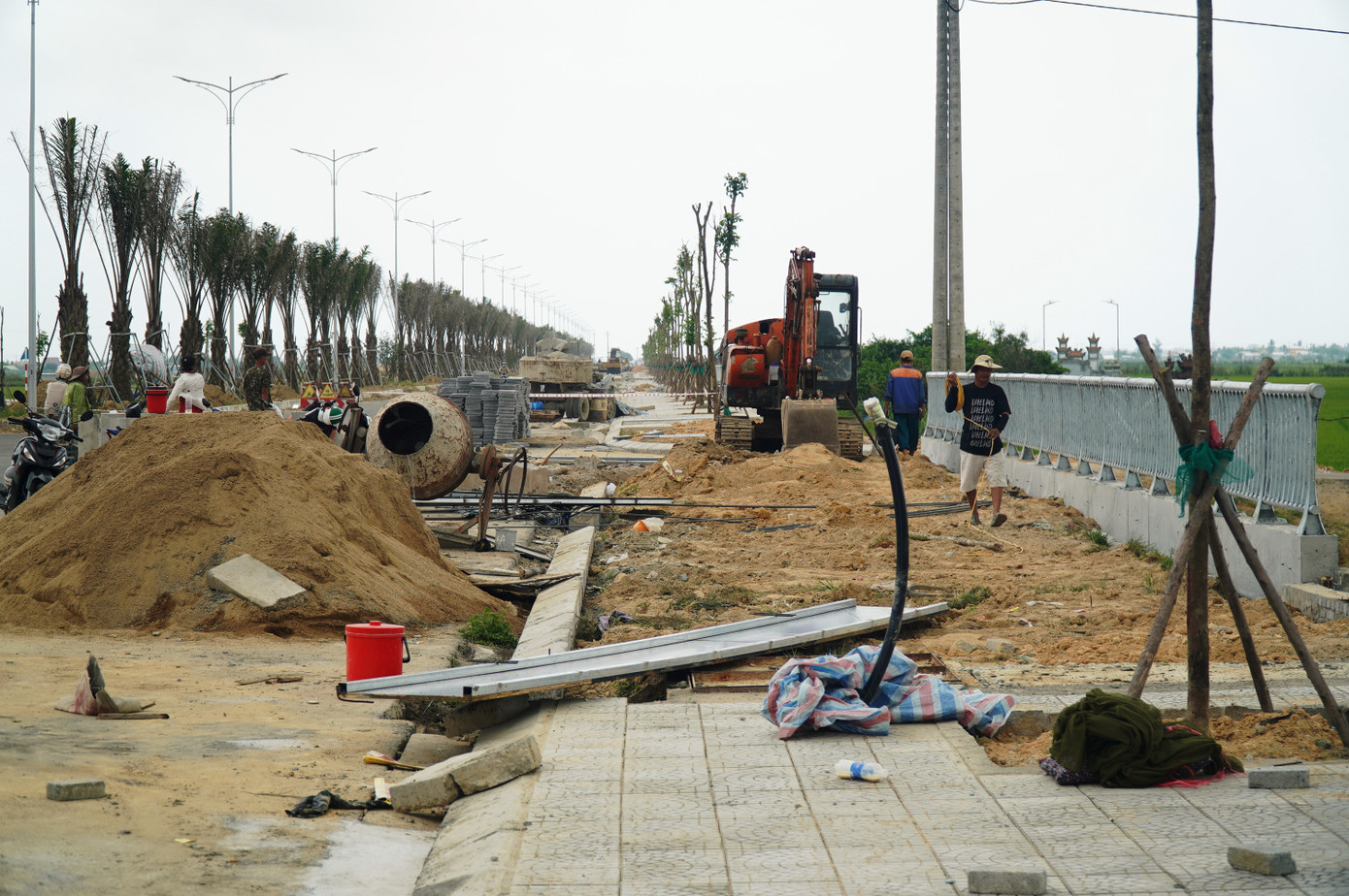 Theo chủ đầu tư, công trình dự án từng vướng “điểm nghẽn” mặt bằng nhà dân chậm giải tỏa, thời tiết bất lợi, cùng với “bão giá”, khan hiếm vật liệu đất đắp… đã gây ảnh hưởng tiến độ cũng như quá trình thực hiện. Theo chủ đầu tư, công trình dự án từng vướng “điểm nghẽn” mặt bằng nhà dân chậm giải tỏa, thời tiết bất lợi, cùng với “bão giá”, khan hiếm vật liệu đất đắp… đã gây ảnh hưởng tiến độ cũng như quá trình thực hiện.