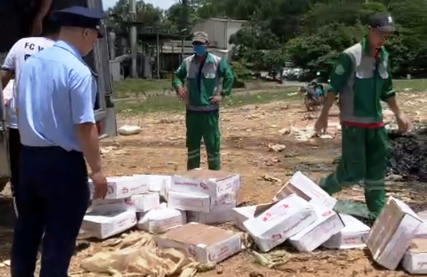 Thực hiện các biện pháp tiêu hủy 1 tấn chân gà không rõ nguồn gốc, mua trôi nổi qua mạng xã hội. Ảnh: CTV Thực hiện các biện pháp tiêu hủy 1 tấn chân gà không rõ nguồn gốc, mua trôi nổi qua mạng xã hội. Ảnh: CTV