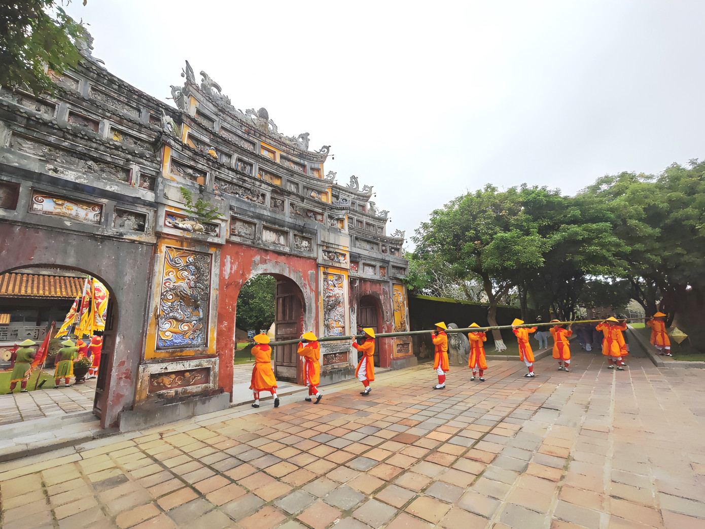 Tiếp đó, các lính vác nêu tiến hành dựng nêu lên, báo hiệu ngày Tết đã đến trong Hoàng cung. Ảnh: Xuân Đạt