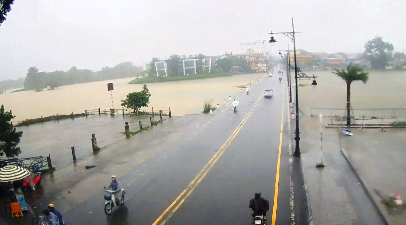 Nước sông Hương mấp mé Đập Đá thuộc trung tâm TP. Huế vào trưa 30/10.