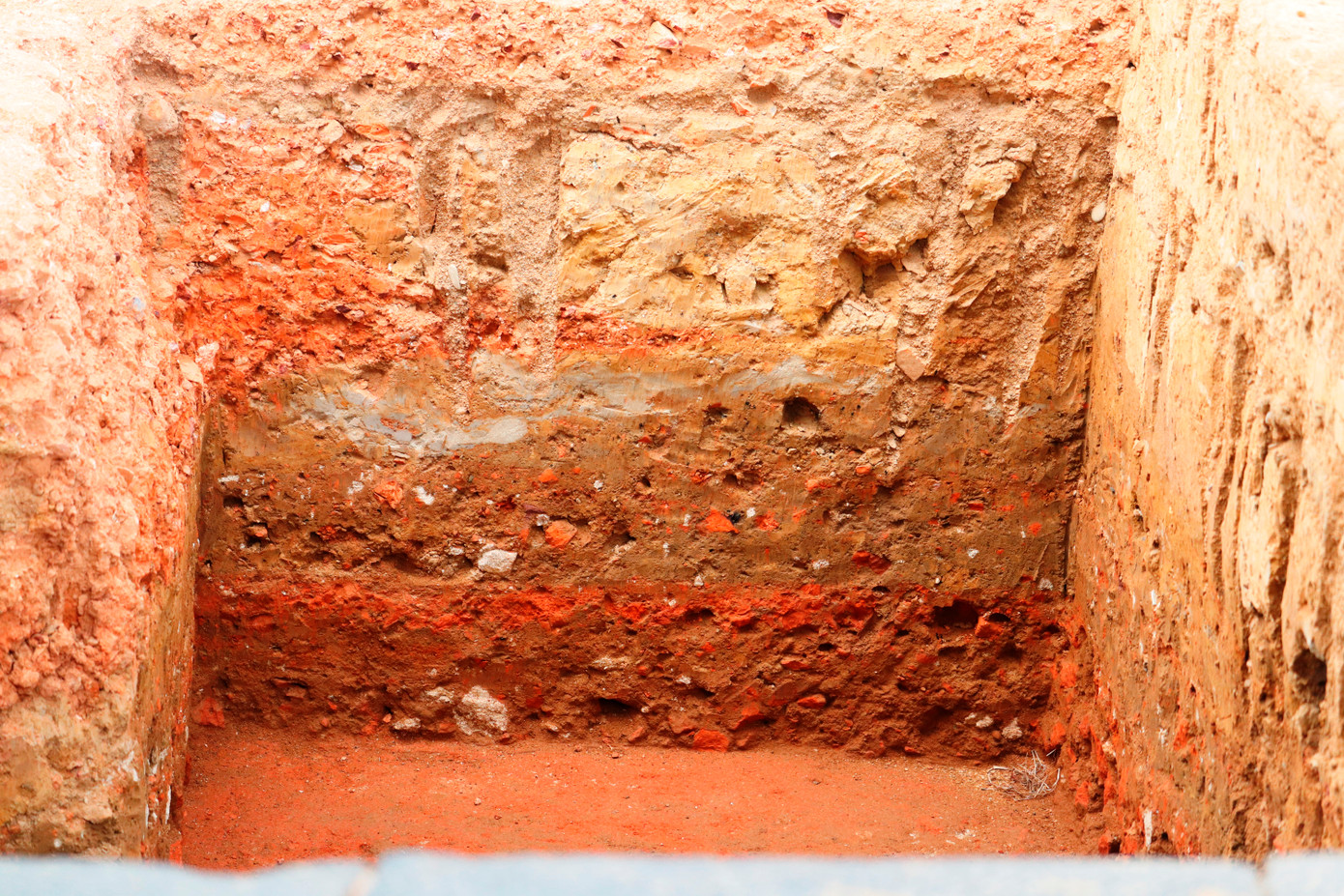 Xuất lộ nhiều lớp vật chất phía dưới nền móng ngôi điện. (Ảnh: Ngọc Văn)