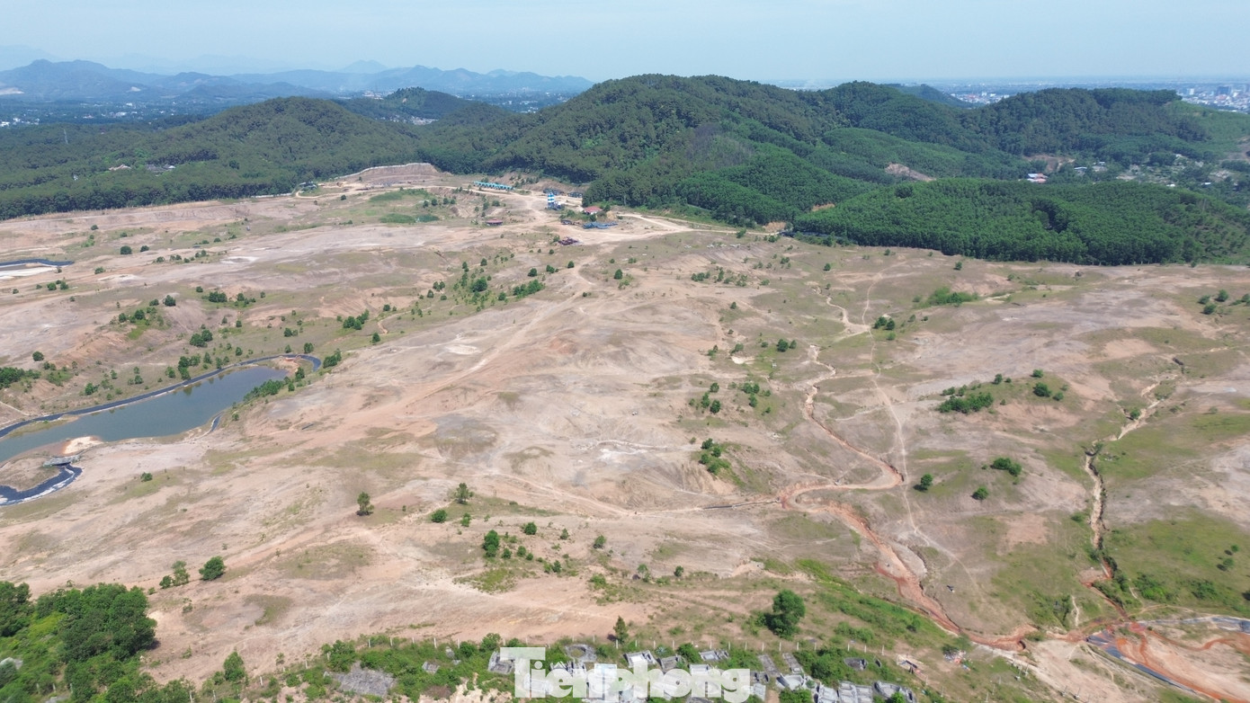 UBND TP Huế vừa ra Thông báo số 169/TB-UBND về việc thu hồi đất đối với dự án khu quần thể sân golf Huế tại phường Thủy Dương (thị xã Hương Thủy). Chủ đầu tư chỉ được tiếp tục sử dụng đất thêm 24 tháng, kể từ ngày dự án đầu tư bị chấm dứt hoạt động theo quy định của pháp luật về đầu tư (từ ngày 18/4/2025 đến 18/4/2027) để xử lý tài sản. UBND TP Huế vừa ra Thông báo số 169/TB-UBND về việc thu hồi đất đối với dự án khu quần thể sân golf Huế tại phường Thủy Dương (thị xã Hương Thủy). Chủ đầu tư chỉ được tiếp tục sử dụng đất thêm 24 tháng, kể từ ngày dự án đầu tư bị chấm dứt hoạt động theo quy định của pháp luật về đầu tư (từ ngày 18/4/2025 đến 18/4/2027) để xử lý tài sản.