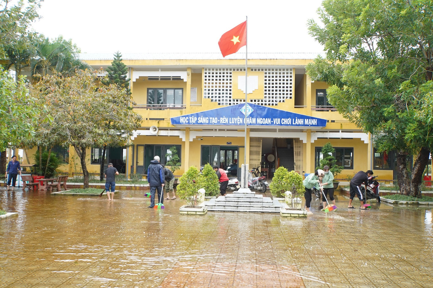 Sau khi thu dọn bùn đất, rác thải từ nơi khác tràn về, trên địa bàn đã có 22 trường đón học sinh quay lại lớp. Các trường còn lại chờ nước rút để tổ chức vệ sinh, sắp xếp lại tài liệu, trang thiết bị, bàn ghế phòng học và khôi phục lại các hoạt động dạy học. Sau khi thu dọn bùn đất, rác thải từ nơi khác tràn về, trên địa bàn đã có 22 trường đón học sinh quay lại lớp. Các trường còn lại chờ nước rút để tổ chức vệ sinh, sắp xếp lại tài liệu, trang thiết bị, bàn ghế phòng học và khôi phục lại các hoạt động dạy học.