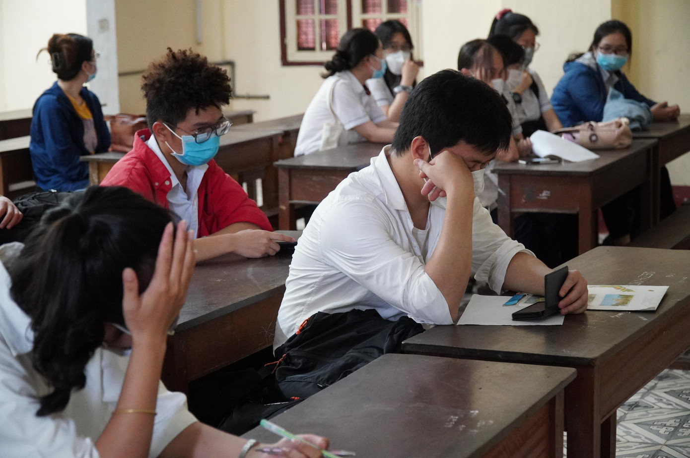 Trong chiều 6/7, hơn 13.000 thí sinh đã đến 33 điểm thi thuộc 9 huyện, thị xã, thành phố Huế để nghe phổ biến nội dung quy chế thi và các thủ tục cần thiết để chuẩn bị chính thức bước vào kỳ thi tốt nghiệp THPT năm 2022 vào sáng mai.