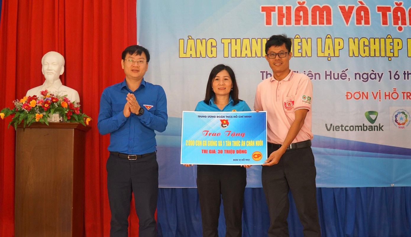 Hỗ trợ xây dựng nhà nhân ái cho cựu thanh niên xung phong, tặng 2.000 con gà giống,1 tấn thức ăn chăn nuôi cho người dân vùng cao A Lưới Hỗ trợ xây dựng nhà nhân ái cho cựu thanh niên xung phong, tặng 2.000 con gà giống,1 tấn thức ăn chăn nuôi cho người dân vùng cao A Lưới