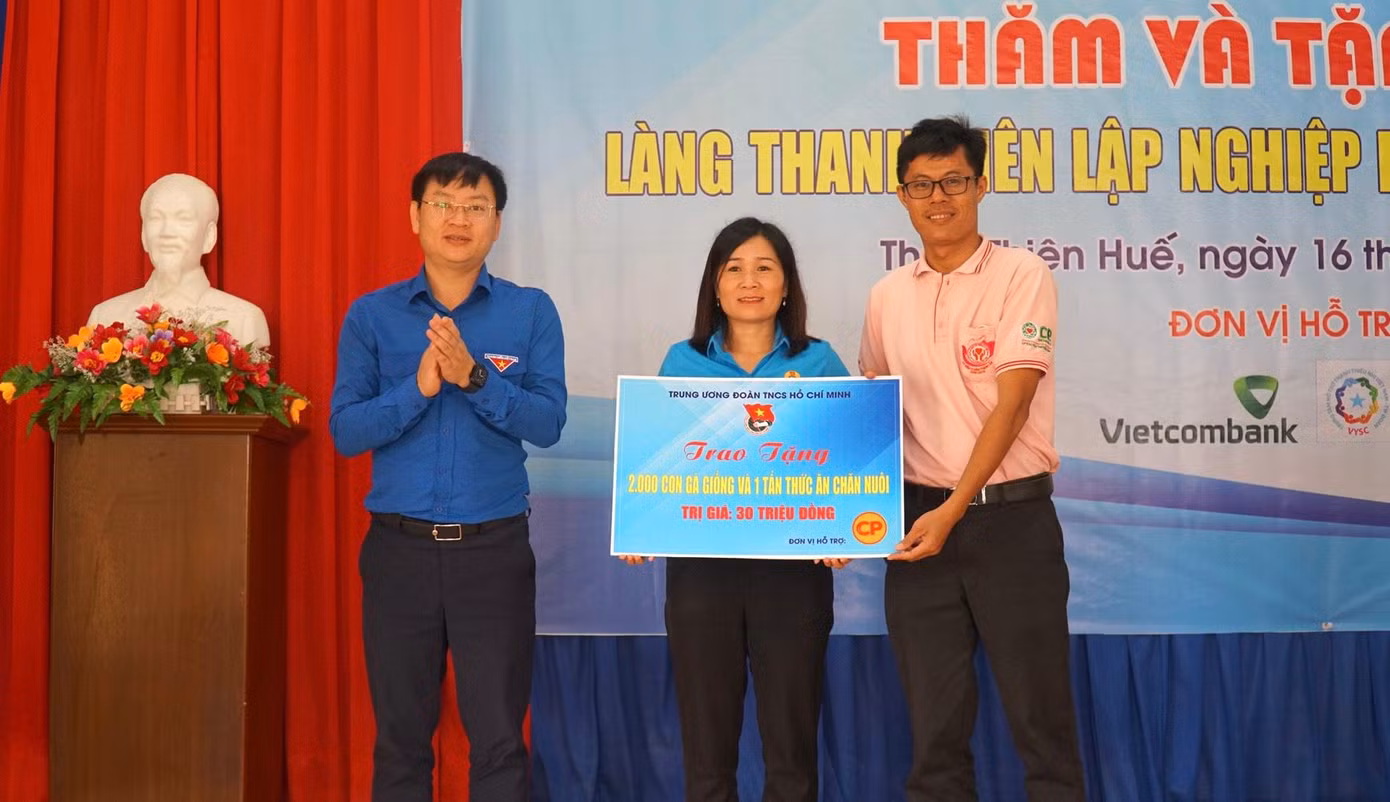Hỗ trợ xây dựng nhà nhân ái cho cựu thanh niên xung phong, tặng 2.000 con gà giống,1 tấn thức ăn chăn nuôi cho người dân vùng cao A Lưới