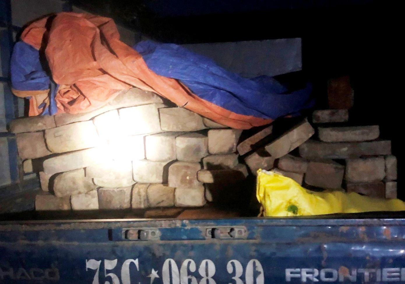 Hàng chục thanh gỗ quý hiếm không có giấy tờ hợp pháp, không rõ nguồn gốc xuất xứ bên trong chiếc xe tải Hàng chục thanh gỗ quý hiếm không có giấy tờ hợp pháp, không rõ nguồn gốc xuất xứ bên trong chiếc xe tải