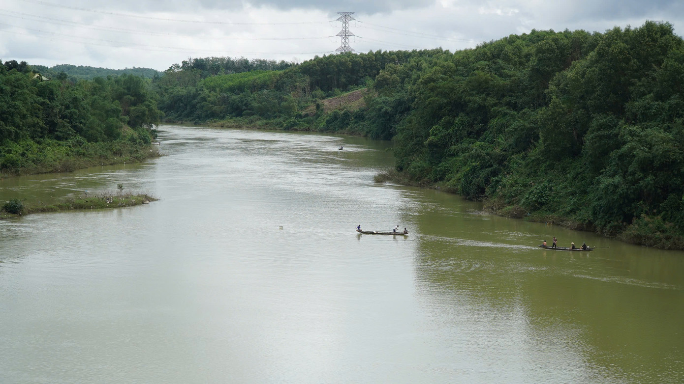 Hoạt động tìm kiếm gặp khó khăn do thời tiết bất lợi, mưa lớn, nước sông dâng cao, nước đục và chảy mạnh. Hoạt động tìm kiếm gặp khó khăn do thời tiết bất lợi, mưa lớn, nước sông dâng cao, nước đục và chảy mạnh.