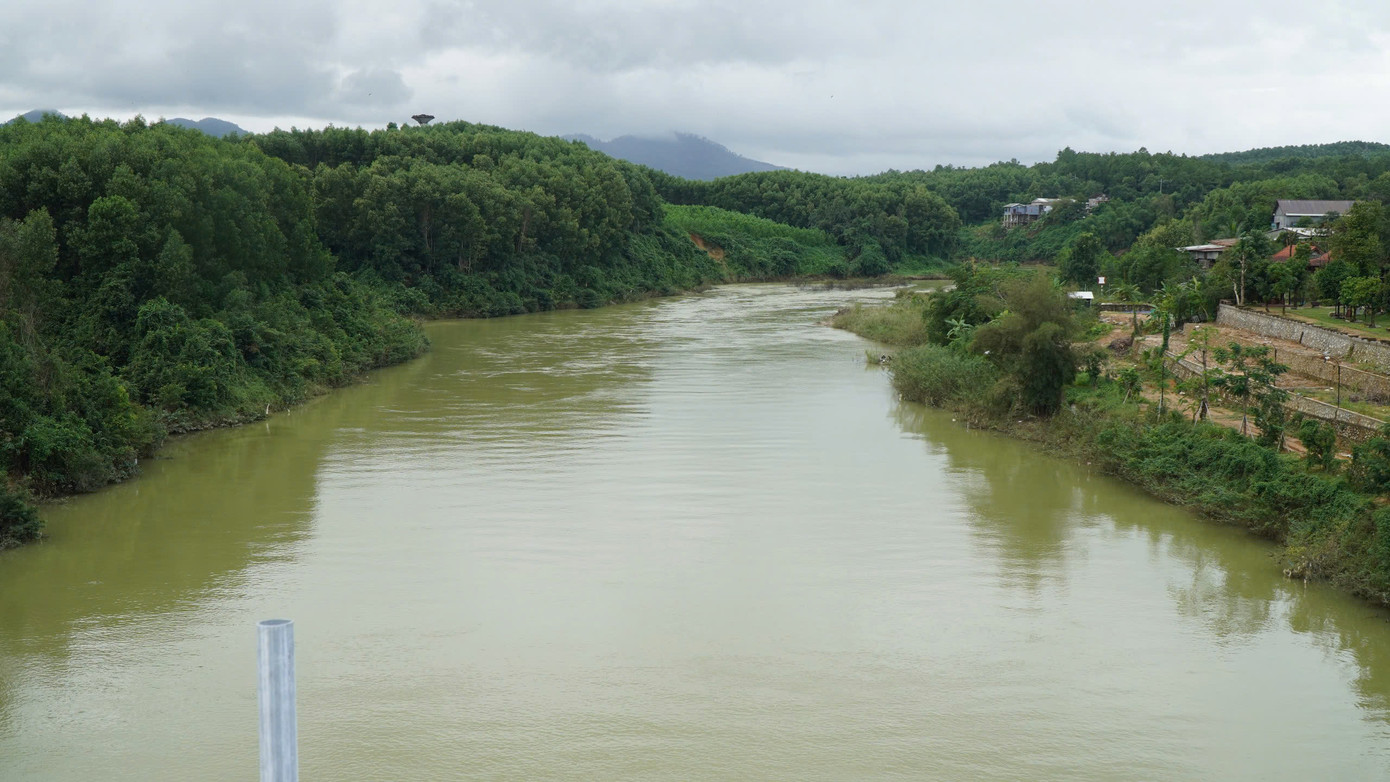 Mực nước sông Hương được điều tiết giảm mức dâng để phục vụ công tác tìm kiếm, cứu nạn cứu hộ 2 công nhân môi trường bị rơi xuống sông mất tích.