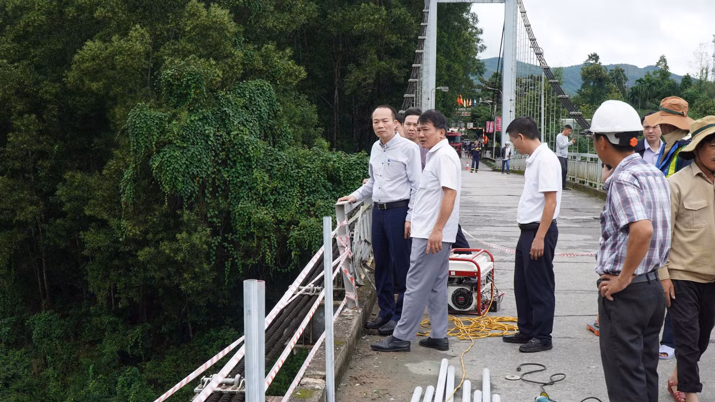 Vị trí lan can cầu Bình Thành bị hỏng do xe tải va chạm và rơi xuống sông. Vị trí lan can cầu Bình Thành bị hỏng do xe tải va chạm và rơi xuống sông.