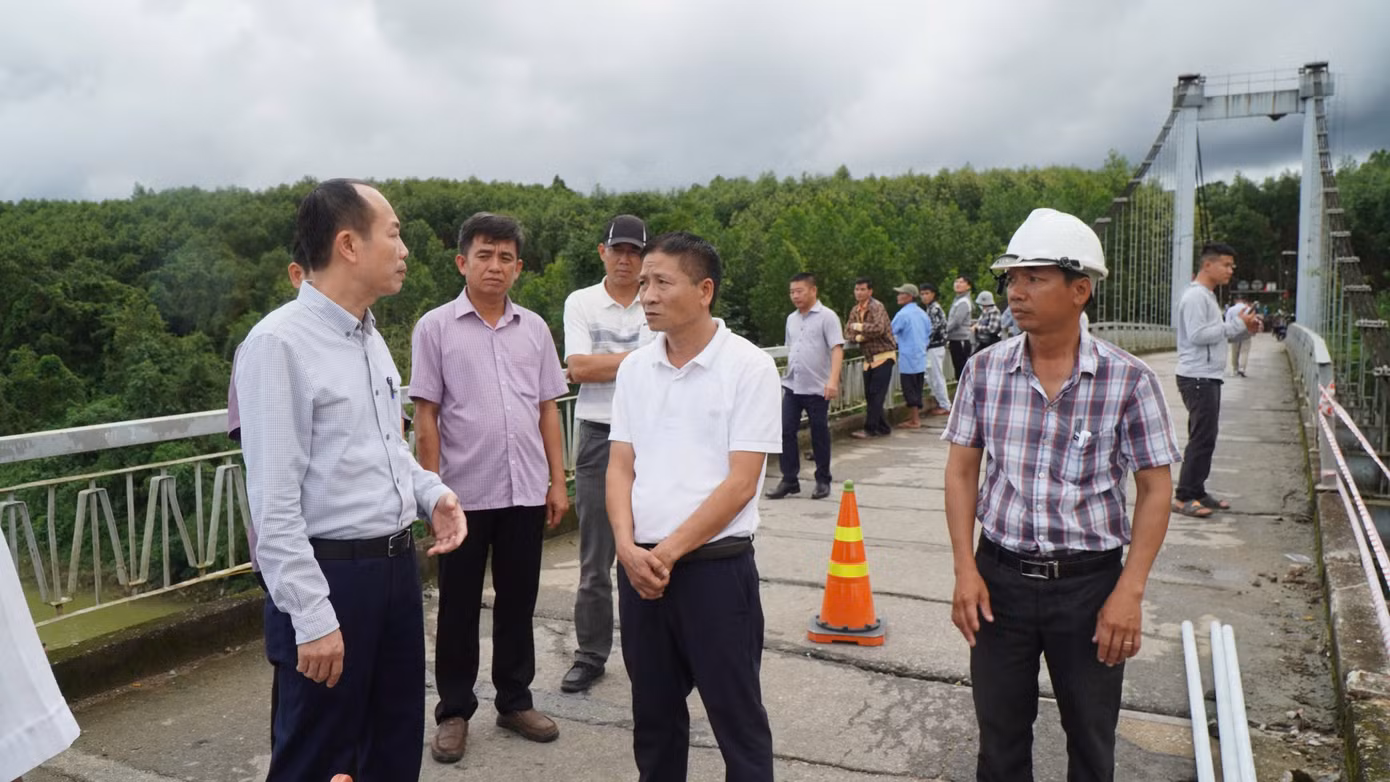 Ông Phan Quý Phương - Phó Chủ tịch UBND tỉnh TT-Huế (bìa trái) chỉ đạo lực lượng chức năng tổ chức tìm kiếm, cứu nạn hai người mất tích. Ông Phan Quý Phương - Phó Chủ tịch UBND tỉnh TT-Huế (bìa trái) chỉ đạo lực lượng chức năng tổ chức tìm kiếm, cứu nạn hai người mất tích.
