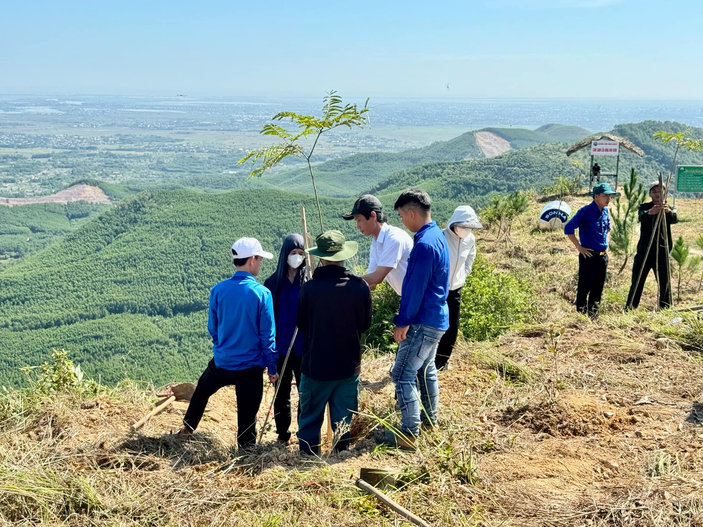 Hòn Vượn là một danh thắng hiện được người dân, ĐVTN Thừa Thiên-Huế bảo vệ và phục hồi sinh thái.
