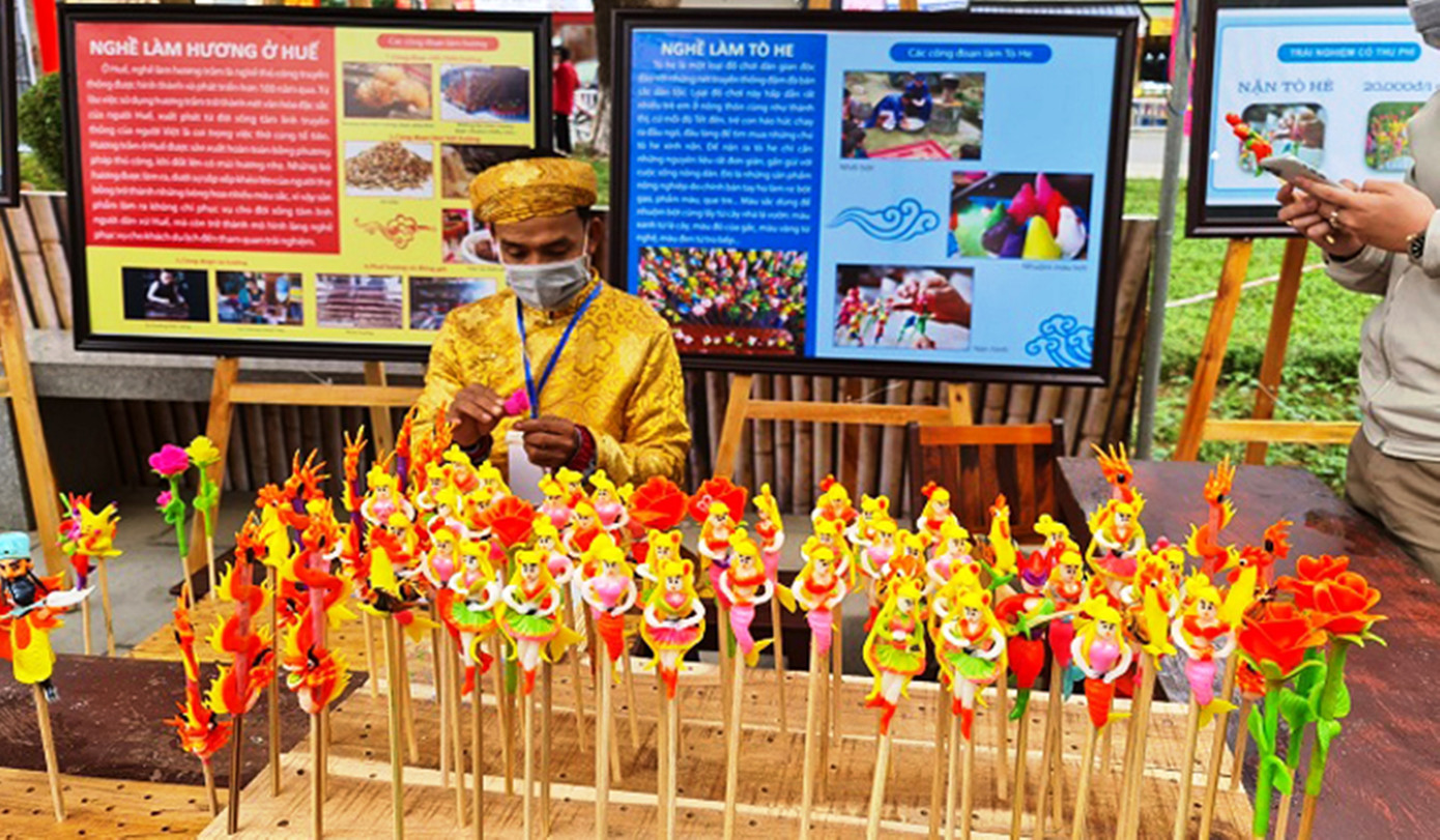 Giới thiệu các sản phẩm nghề truyền thống Huế để du khách trải nghiệm. Ảnh: CTV.