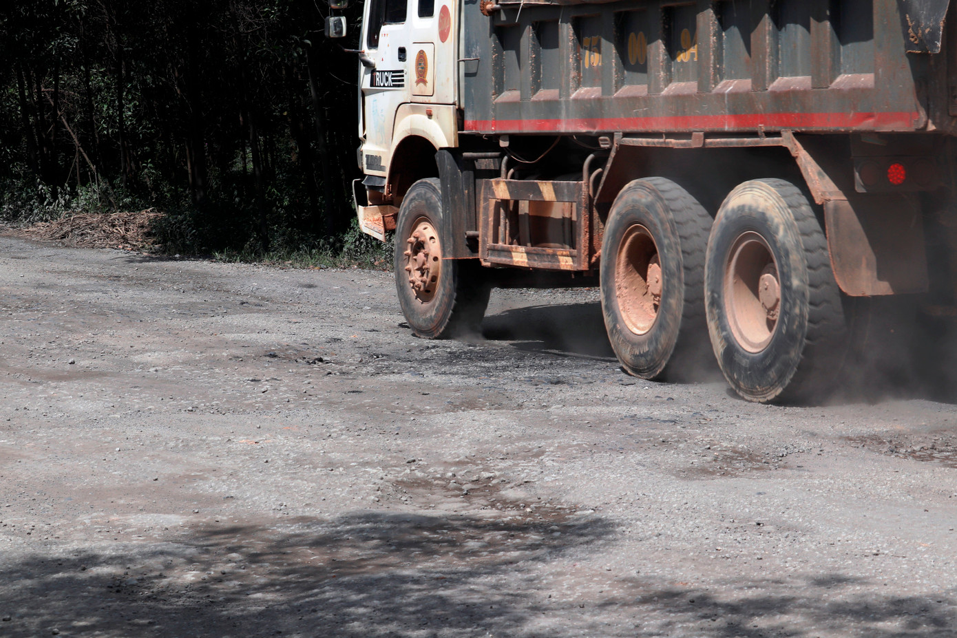 Một trong những nguyên nhân khiến tuyến nhanh xuống cấp là do phải gánh chịu lưu lượng lớn xe tải hạng nặng vận chuyển đất đá từ các mỏ và vật liệu xây dựng về Nhà máy xi măng Đồng Lâm. Việc duy tu, khắc phục tạm thời chỉ là giải pháp ngắn hạn, bởi sau mỗi lần sửa chữa qua loa, tuyến đường vốn xuống cấp nặng lại tiếp tục hư hỏng. Một trong những nguyên nhân khiến tuyến nhanh xuống cấp là do phải gánh chịu lưu lượng lớn xe tải hạng nặng vận chuyển đất đá từ các mỏ và vật liệu xây dựng về Nhà máy xi măng Đồng Lâm. Việc duy tu, khắc phục tạm thời chỉ là giải pháp ngắn hạn, bởi sau mỗi lần sửa chữa qua loa, tuyến đường vốn xuống cấp nặng lại tiếp tục hư hỏng.