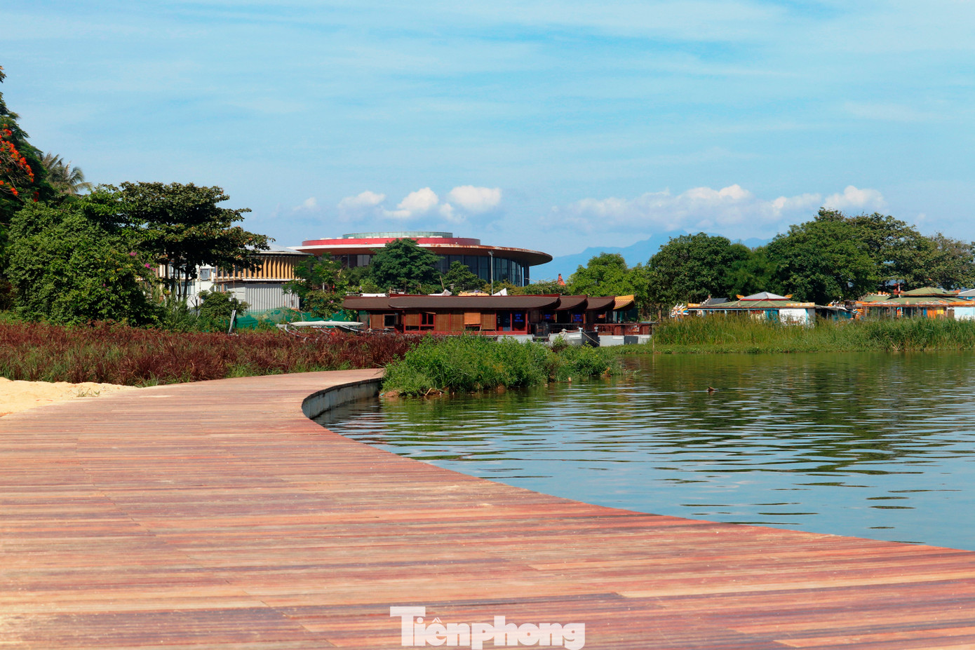 Cạnh sân khấu nổi ngoài trời ven sông Hương là hệ thống công viên xanh mát, dòng nước sông êm đềm, giao thông thuận lợi, kết nối hệ thống đường dạo bằng gỗ lim đầy sáng tạo và mới lạ. Cạnh sân khấu nổi ngoài trời ven sông Hương là hệ thống công viên xanh mát, dòng nước sông êm đềm, giao thông thuận lợi, kết nối hệ thống đường dạo bằng gỗ lim đầy sáng tạo và mới lạ.