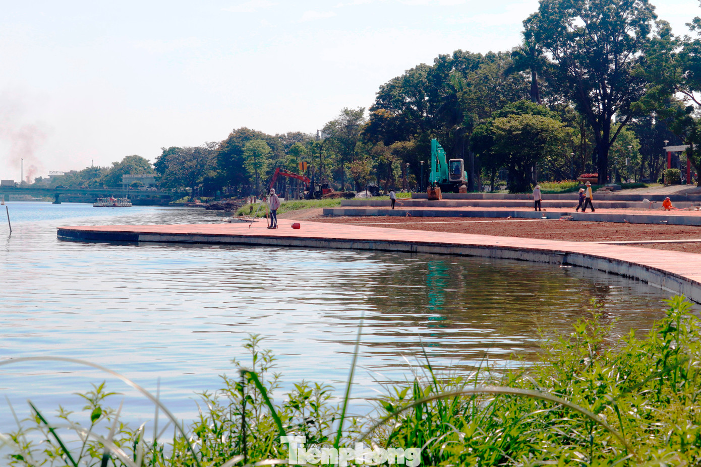 Cạnh sân khấu nổi ngoài trời ven sông Hương là hệ thống công viên xanh mát, dòng nước sông êm đềm, giao thông thuận lợi, kết nối hệ thống đường dạo bằng gỗ lim đầy sáng tạo và mới lạ. Cạnh sân khấu nổi ngoài trời ven sông Hương là hệ thống công viên xanh mát, dòng nước sông êm đềm, giao thông thuận lợi, kết nối hệ thống đường dạo bằng gỗ lim đầy sáng tạo và mới lạ.