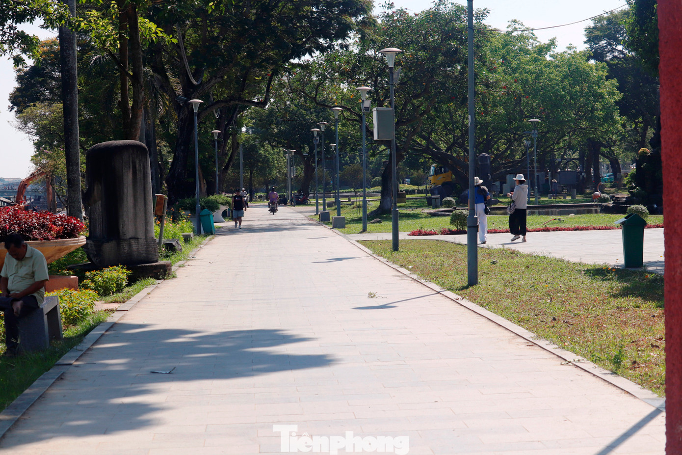 Cạnh sân khấu nổi ngoài trời ven sông Hương là hệ thống công viên xanh mát, dòng nước sông êm đềm, giao thông thuận lợi, kết nối hệ thống đường dạo bằng gỗ lim đầy sáng tạo và mới lạ. Cạnh sân khấu nổi ngoài trời ven sông Hương là hệ thống công viên xanh mát, dòng nước sông êm đềm, giao thông thuận lợi, kết nối hệ thống đường dạo bằng gỗ lim đầy sáng tạo và mới lạ.
