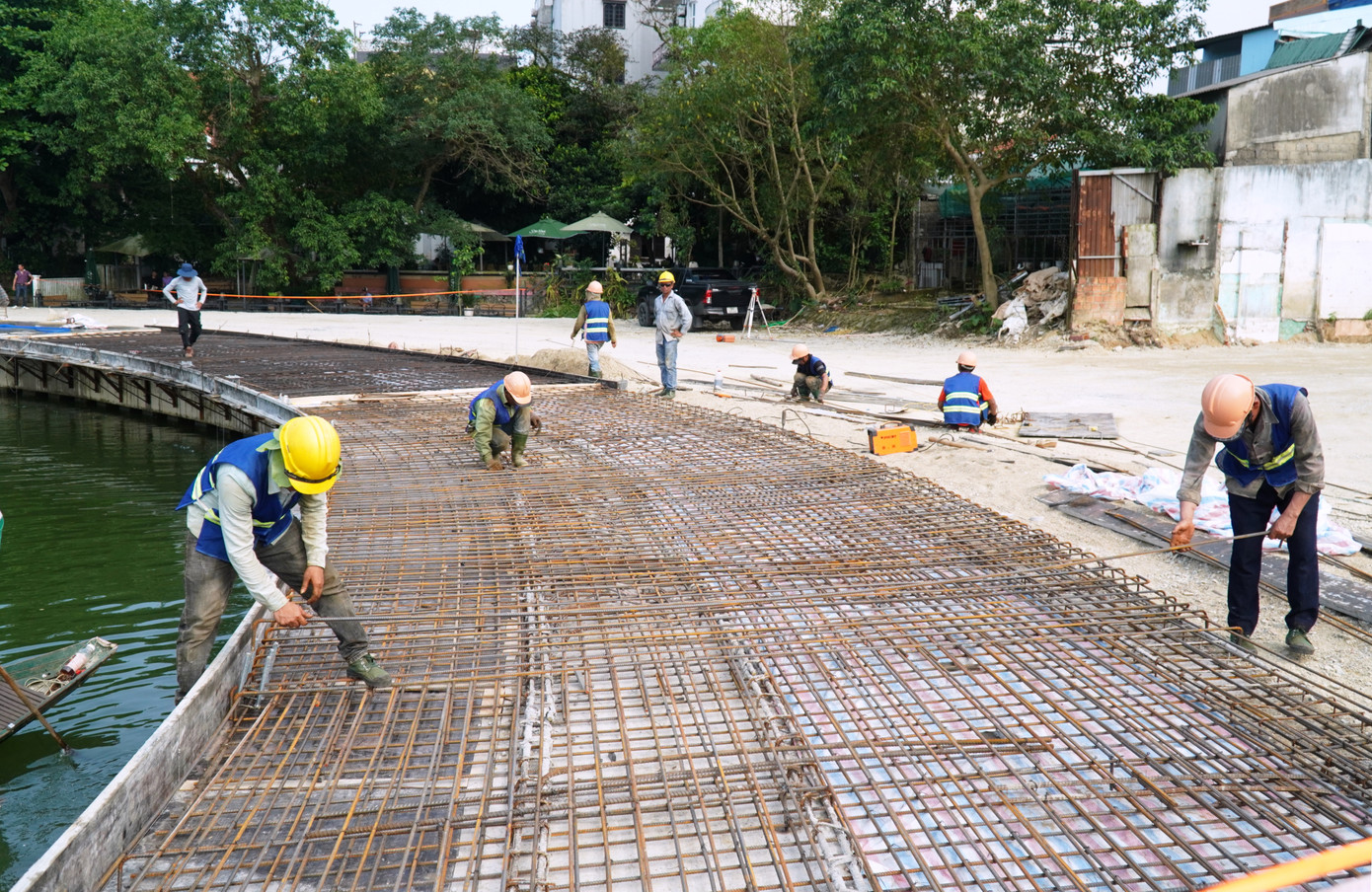 Cách đây 1 năm, dự án đường đi bộ ven sông Như Ý thuộc Dự án cải thiện môi trường nước TP. Huế được triển khai xây dựng, với khí thế thi công rầm rộ.