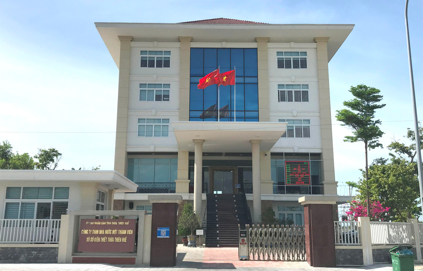 Công ty Xổ số Kiến thiết Huế đã trả thưởng cho người thắng kiện vụ vé số trúng giải đặc biệt 2 tỷ ở Huế. Công ty Xổ số Kiến thiết Huế đã trả thưởng cho người thắng kiện vụ vé số trúng giải đặc biệt 2 tỷ ở Huế.