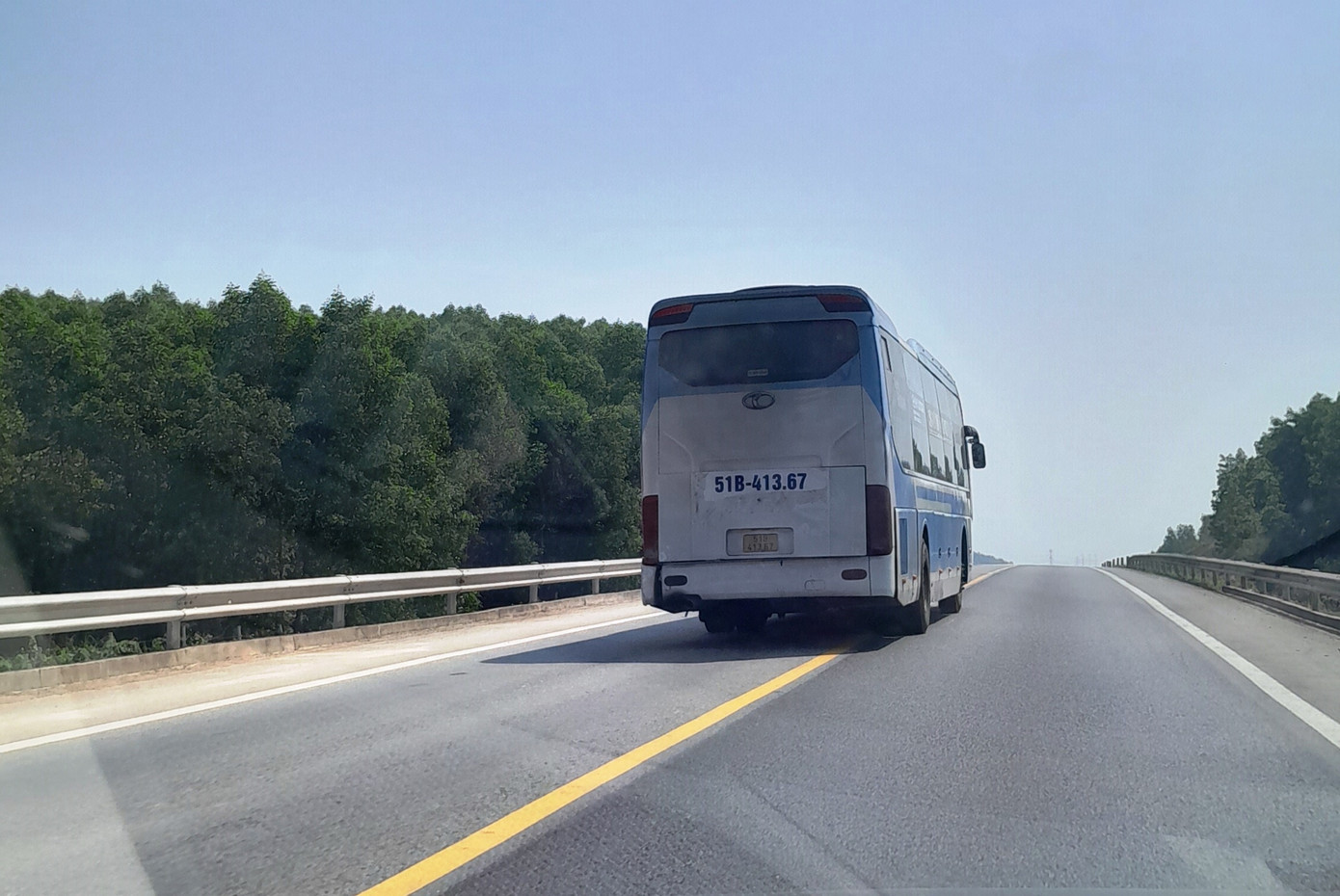 Muôn kiểu lấn làn "tử thần" diễn ra trên tuyến cao tốc Cam Lộ - La Sơn.