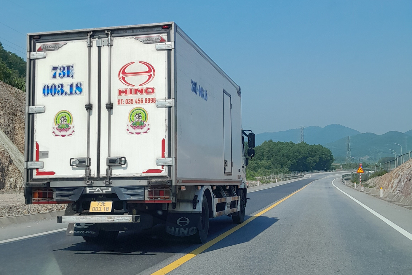 Muôn kiểu lấn làn "tử thần" diễn ra trên tuyến cao tốc Cam Lộ - La Sơn.