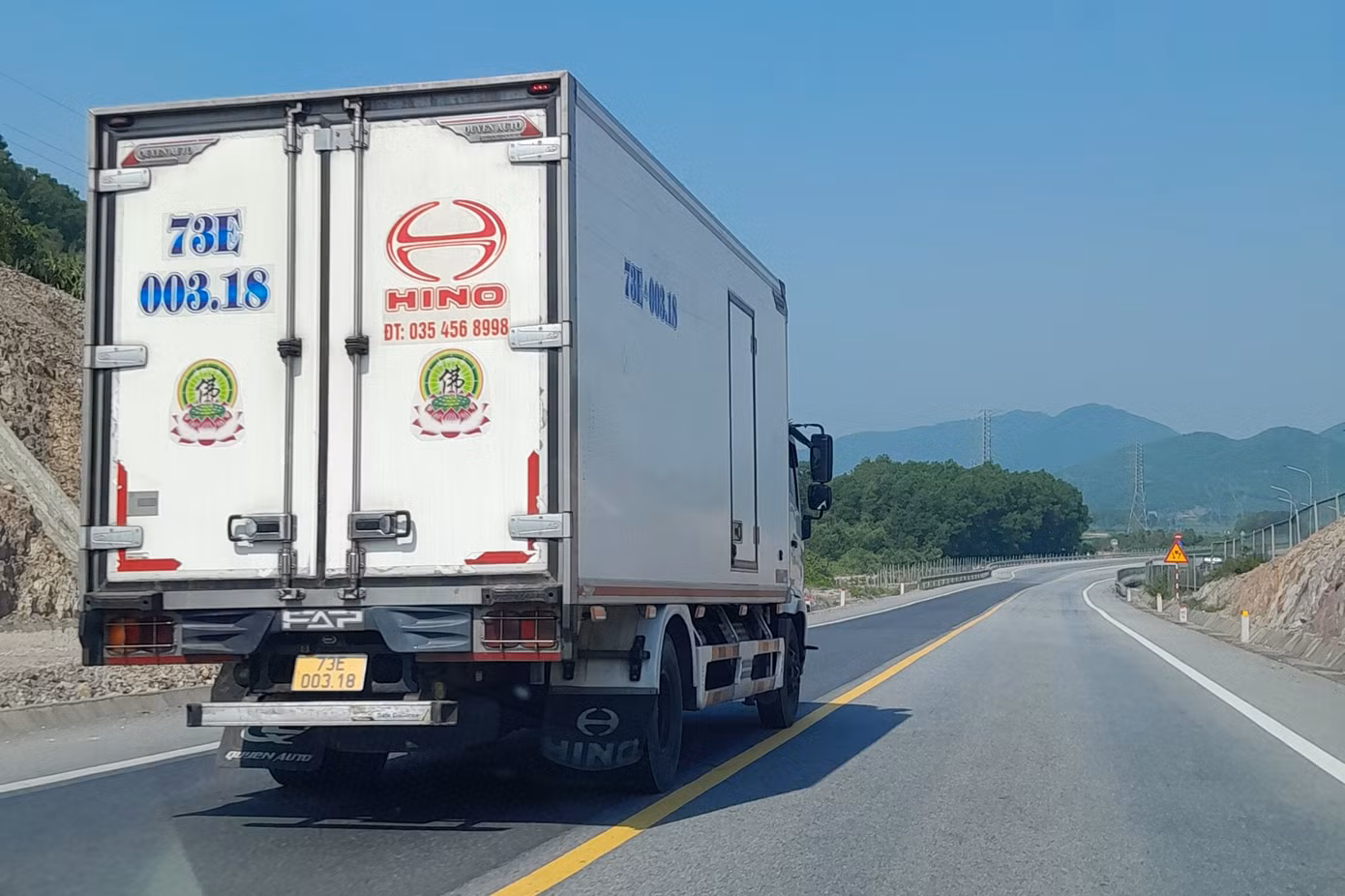 Muôn kiểu lấn làn "tử thần" diễn ra trên tuyến cao tốc Cam Lộ - La Sơn.