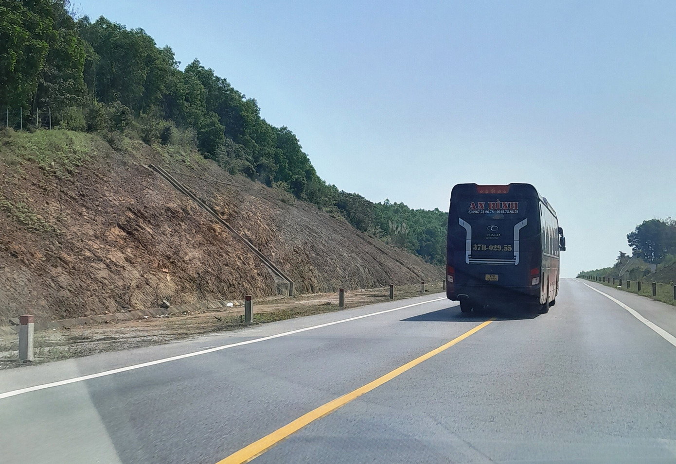 Muôn kiểu lấn làn "tử thần" diễn ra trên tuyến cao tốc Cam Lộ - La Sơn.