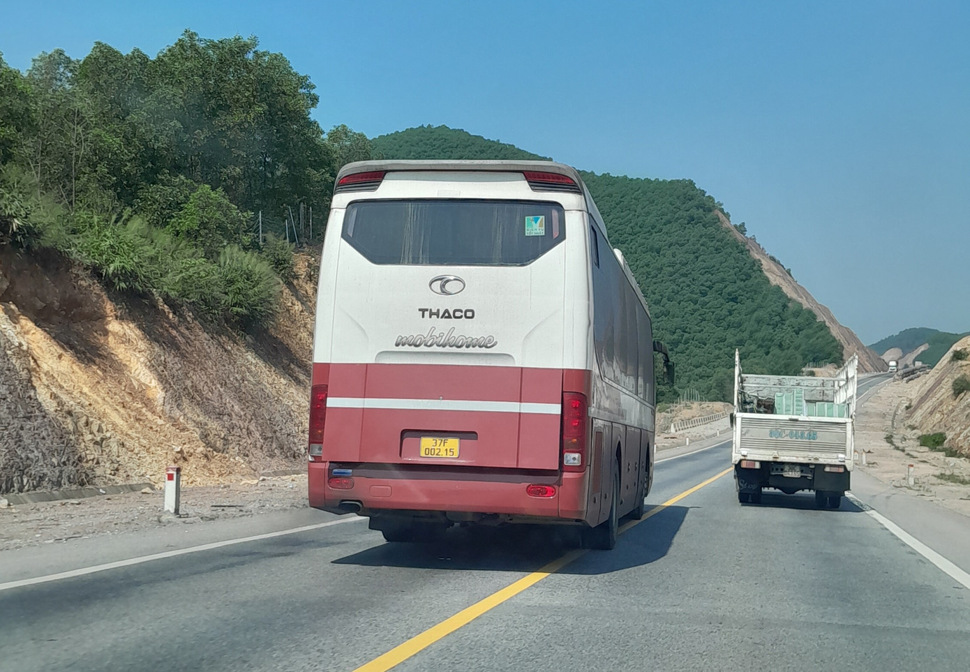 Muôn kiểu lấn làn "tử thần" diễn ra trên tuyến cao tốc Cam Lộ - La Sơn.