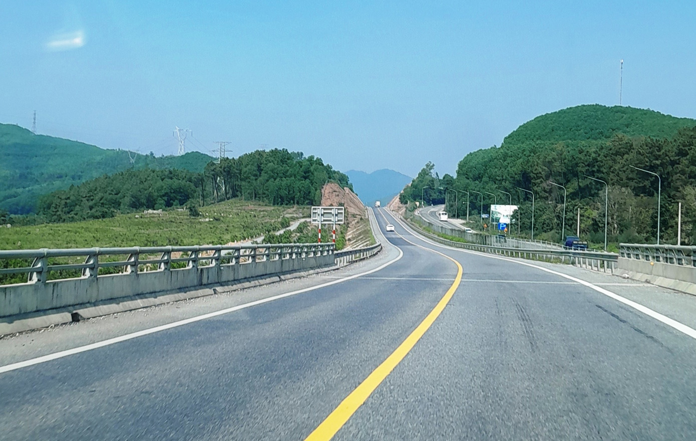 Lần thứ 3 trở lại cao tốc Cam Lộ - La Sơn vào sáng 21/2, sau 3 ngày kể từ khi xảy ra vụ tai nạn thảm khốc trên tuyến giao thông này, theo ghi nhận của phóng viên, mật độ phương tiện lưu thông ở đoạn đường qua hai tỉnh Quảng Trị và TT-Huế này đã giảm đáng kể so với trước đó.