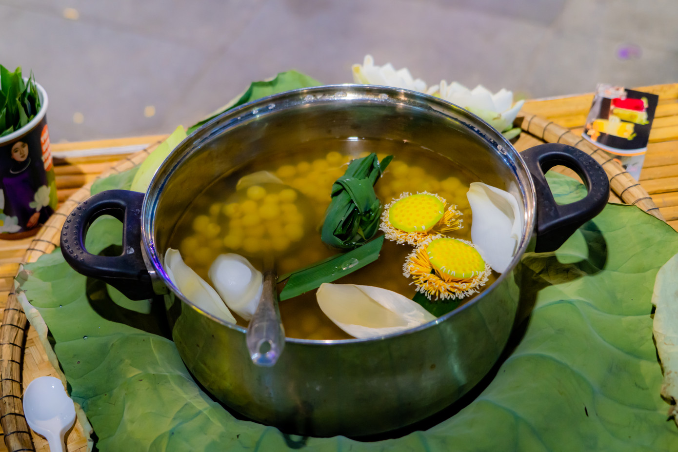 Các hoạt động quảng diễn pha trà sen, thưởng thức các loại trà sen, các loại bánh sen, những món ẩm thực từ sen tại các gian hàng của doanh nghiệp địa phương.