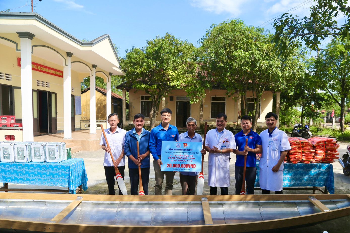 Trao thuyền cứu hộ cho các xã vùng lũ huyện Quảng Điền.