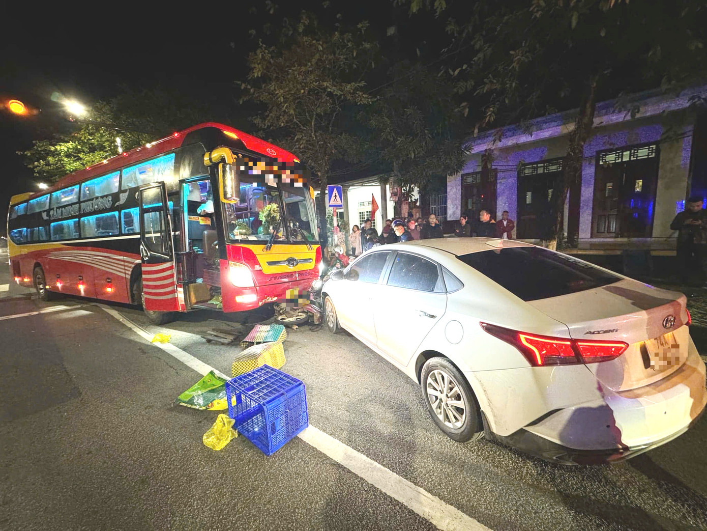 Hiện trường vụ tai nạn giao thông. Ảnh: Nhật Hoàng Hiện trường vụ tai nạn giao thông. Ảnh: Nhật Hoàng