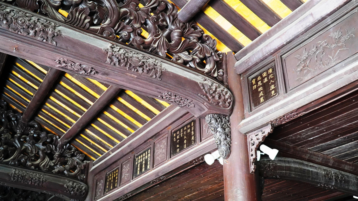 Kiến trúc bên ngoài cùng kết cấu tinh xảo bên trong tòa nhà Quốc Tử giám ở Huế.