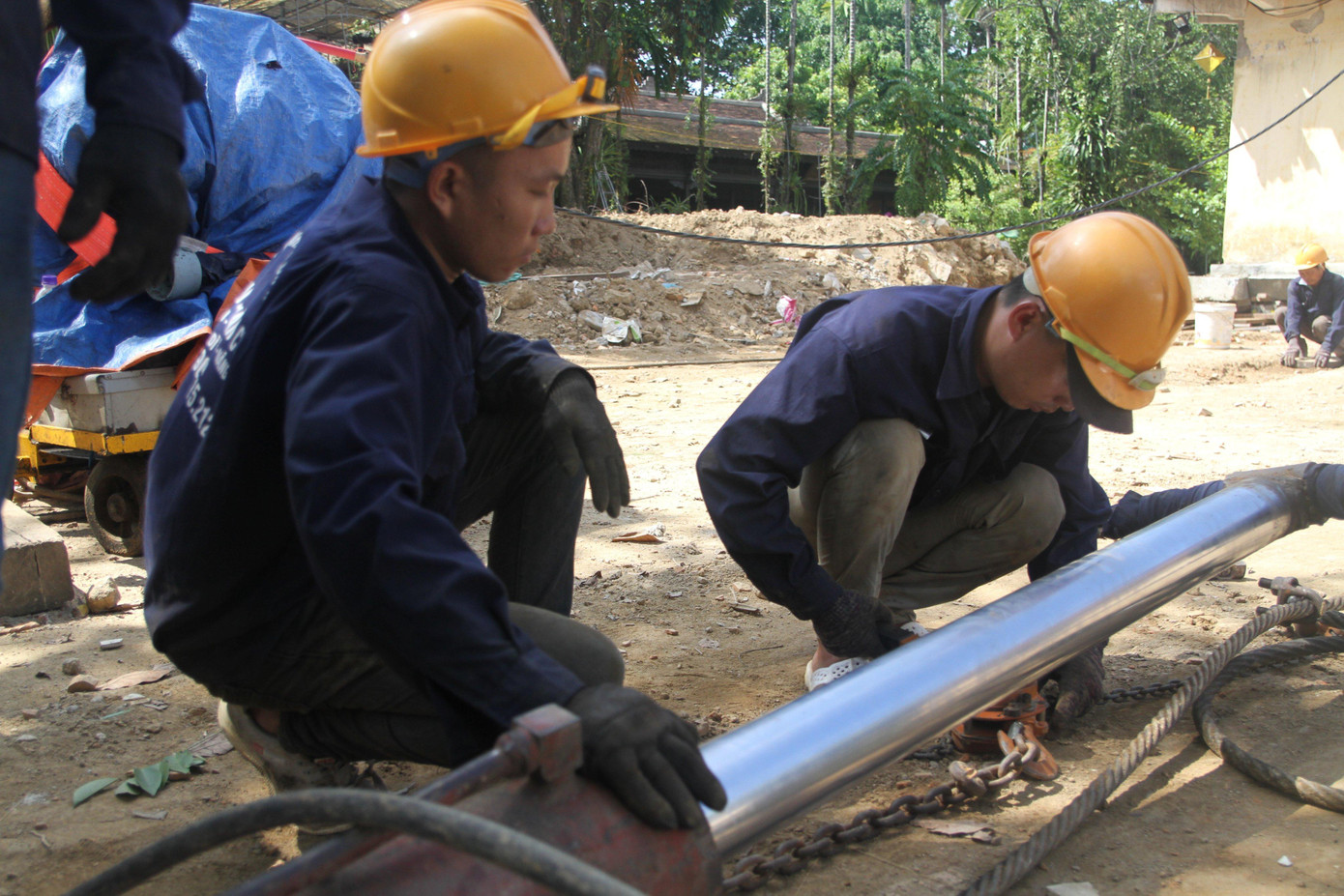 Trong những ngày qua, “thần đèn” Nguyễn Văn Cư cùng hơn 10 cộng sự đến từ TPHCM miệt mài làm việc để di dời ngôi chánh điện có diện tích 350 m2, nặng 1.000 tấn đến một địa điểm khác có chiều dài 18 m.