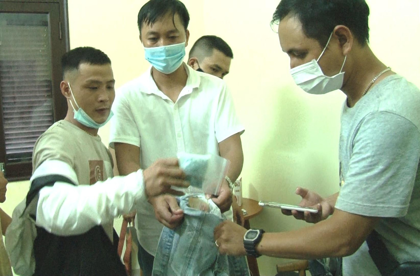 Thu giữ tang vật ma túy Thu giữ tang vật ma túy